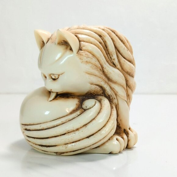 Vintage Resin Cat Figurine Cream White Grooming Licking Pose Decor - Picture 4 of 7
